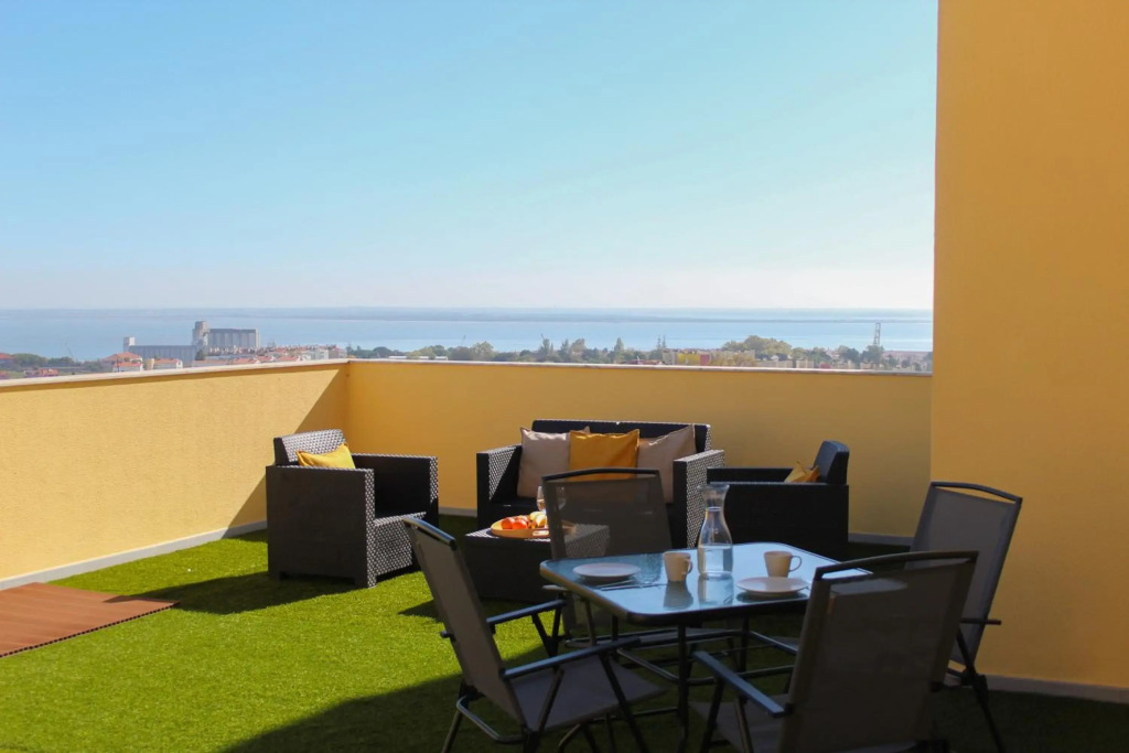 One Bedroom Apartment with Stunning River Views and Private Rooftop!