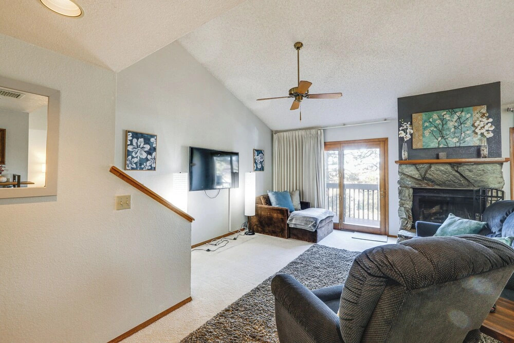 Cozy Flagstaff Retreat w/ Balcony & Mtn View!