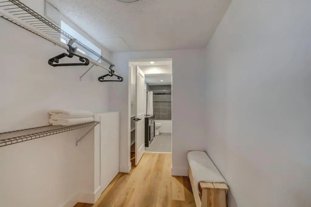 The Elm, 4 Bed Bungalow with Backyard and Firepit