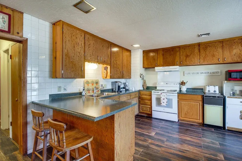 Furnished Porch + Gas Grill: Lakeside Cottage Stay