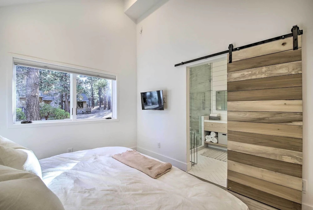 Half-mi to Big Bear Lake: Modern Home w/ Deck
