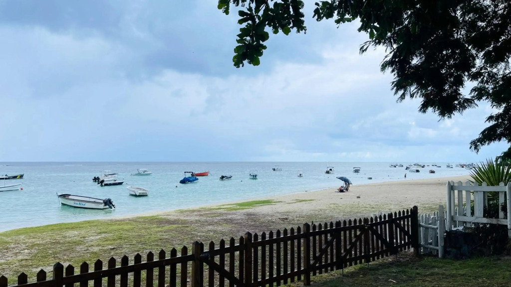3 bedrooms appartement with sea view balcony and wifi at Trou aux Biches