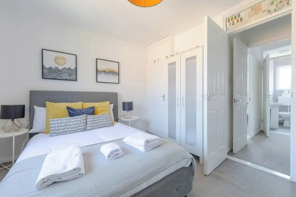 Lovely 4 Bed House w Garden, 1 Stop to Waterloo