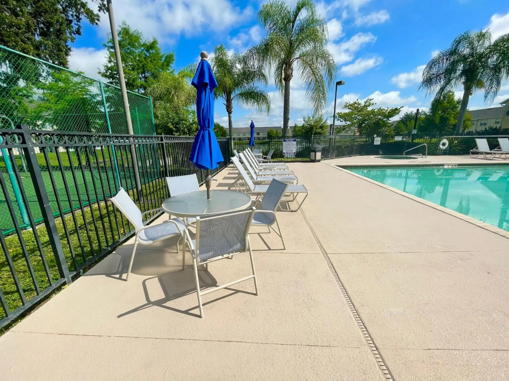 Entire Cozy 4 bed 3 bath Townhome near Disney!
