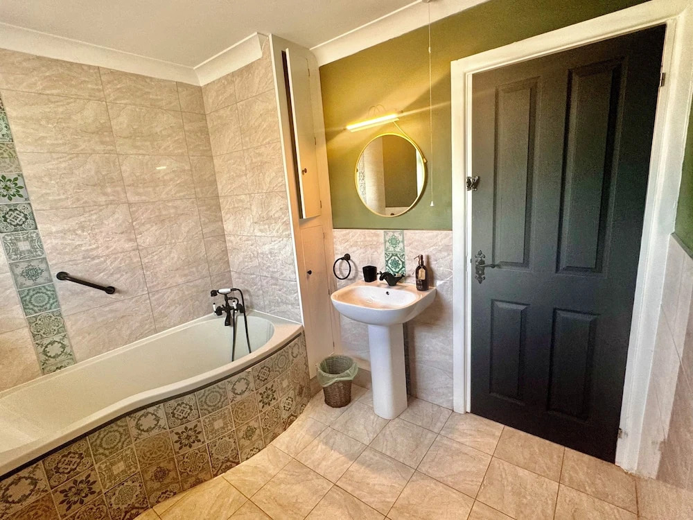 Peveril House, Spacious Eco-friendly Holiday Home