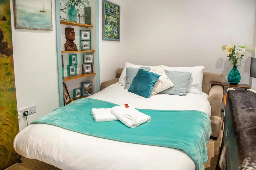 1 Bed LUX garden flat Central Bournemouth Parking