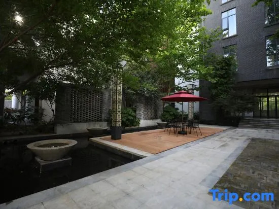 Xinyang Nanwan Lake Camellia Hotel
