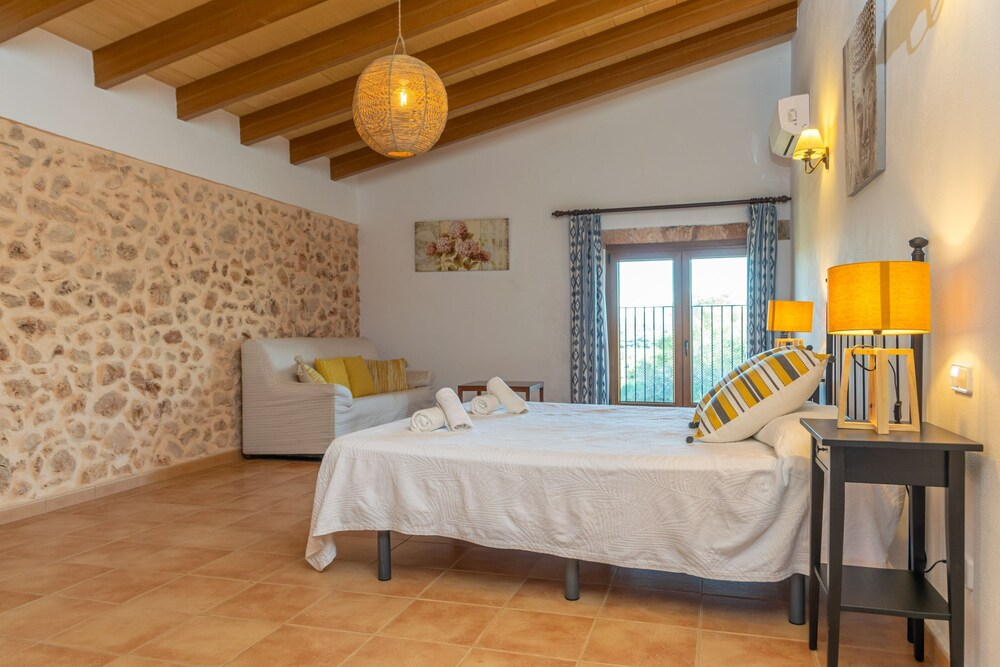 N Amera in Santa y With 5 Bedrooms and 5 Bathrooms