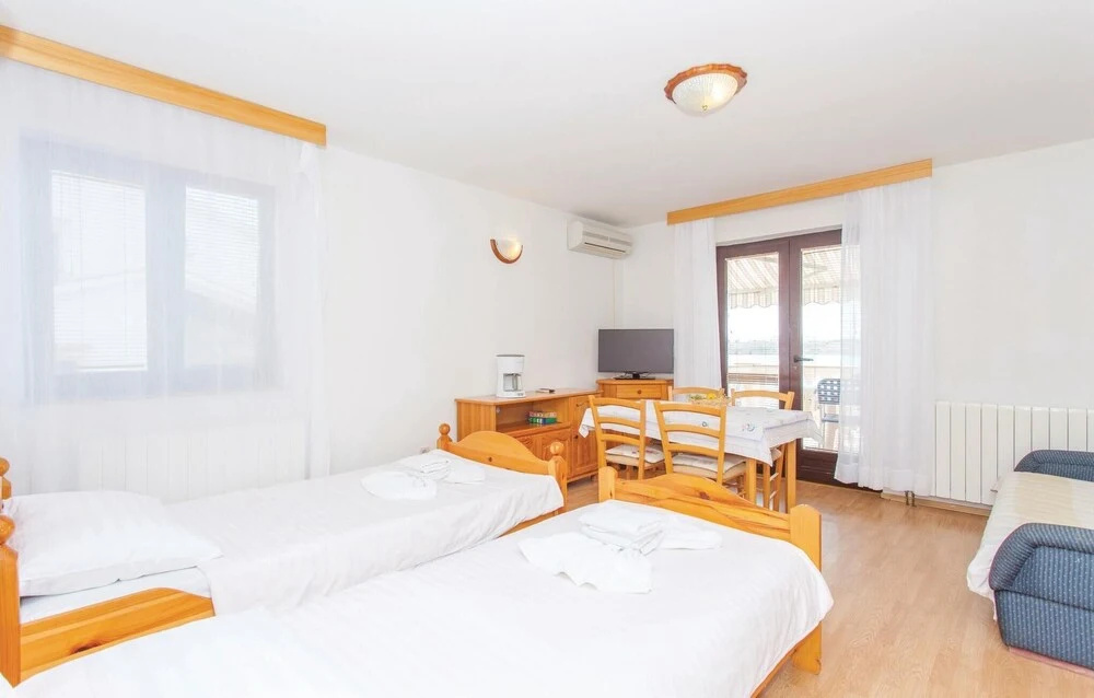 Beautiful Home in Malinska With Wifi and 3 Bedrooms