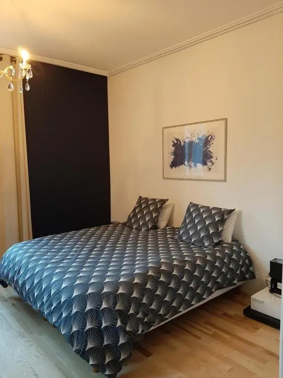 La chambre de maître du boulevard Thiers, entrée et terrasse privatives