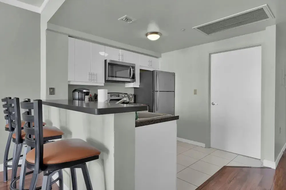Spectacular Bay View 1bd 2baths in Grove