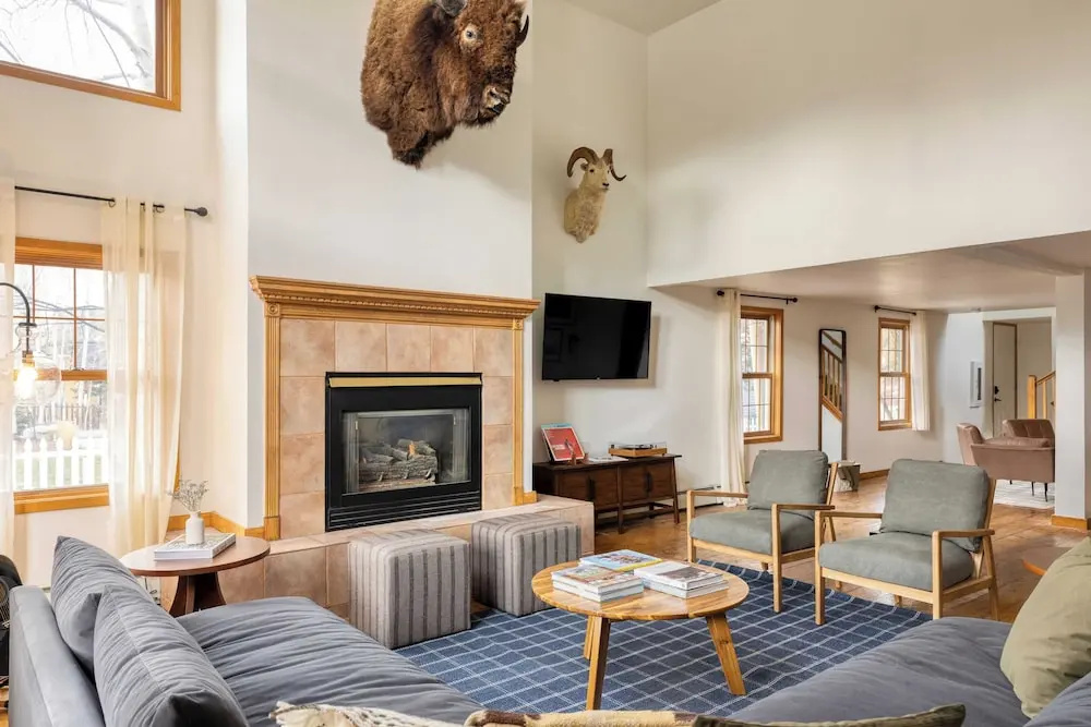 Holly by Avantstay In the Heart of Breckenridge w/ Hot Tub, Game Room & Roof Top Patio Sleeps 24