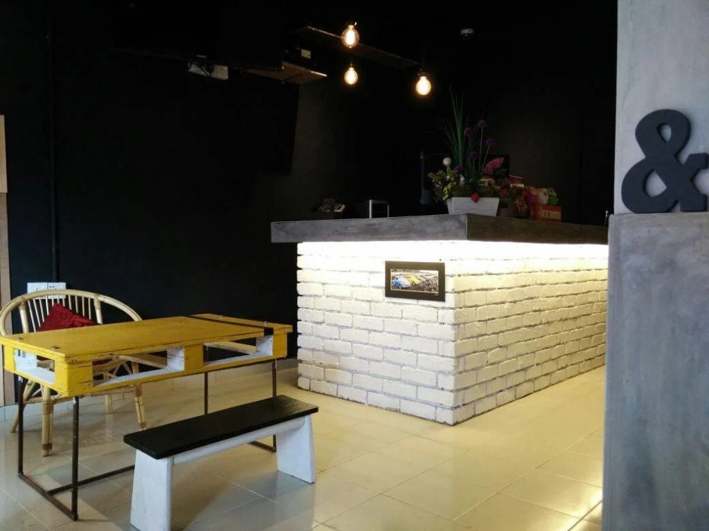 Monkey Motel & Café