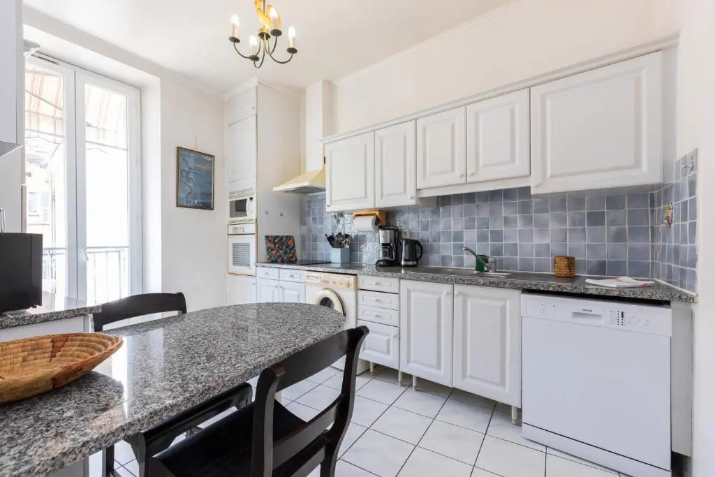 Large 2 Bdrs Downtown - 6 pax & AC