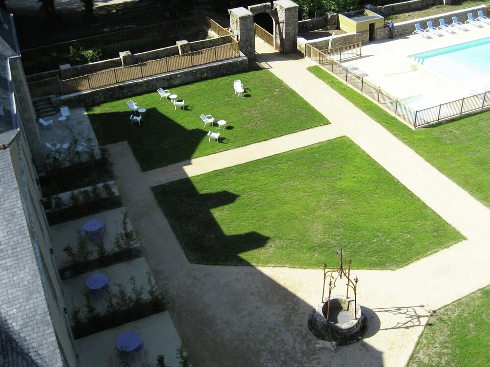 Castle Apartment Near Breton