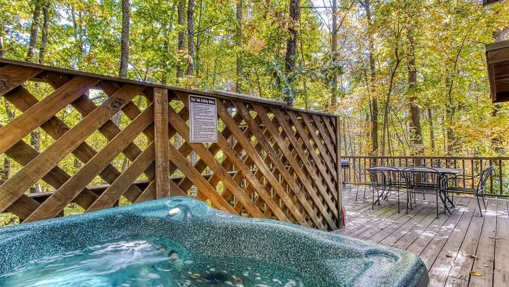 Laceys Place by Beyond Expectations With Hot Tub