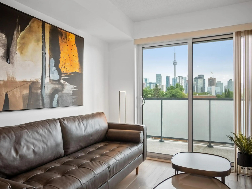 Sleek 1BR + office Condo - CN Tower/Skyline view