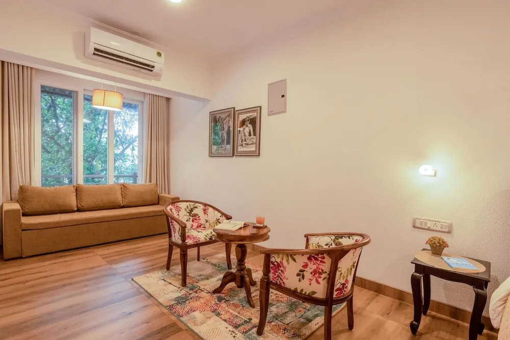 Luxe Apt w Balcony Rooftop Pool 15 min to Beach