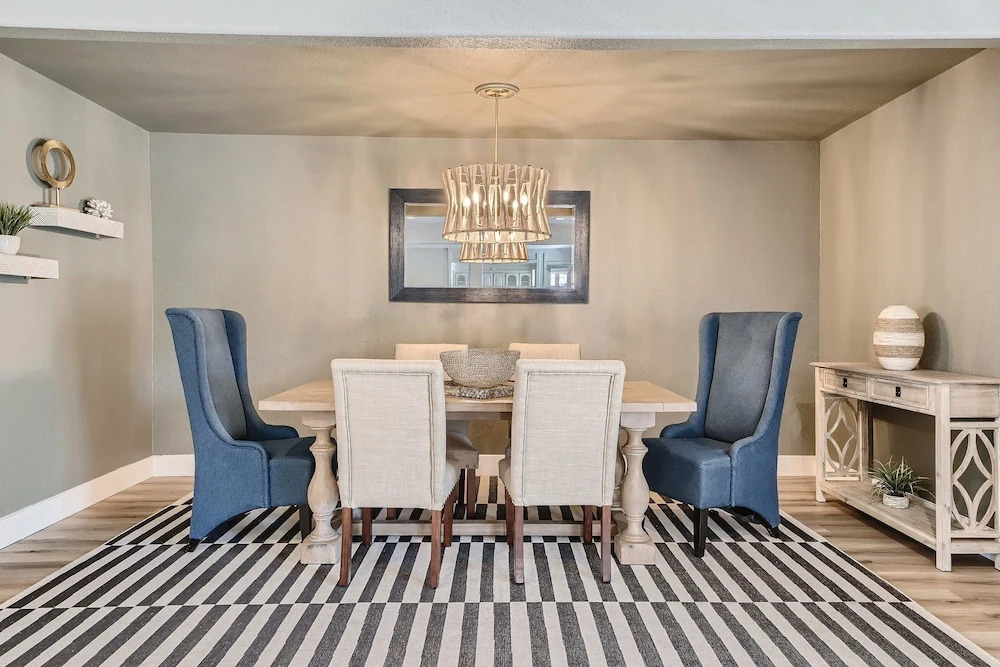 Lux life! Central location for business or play