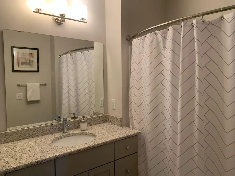 Modern 2 Bedroom on Riverfront w Parking