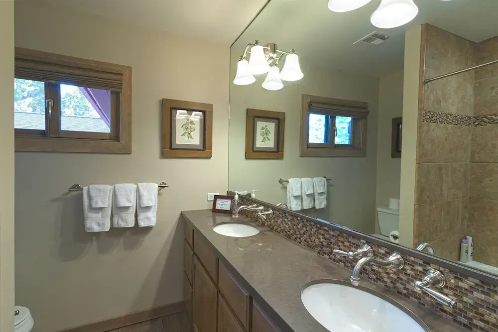 Lakefront Home, Private Hot Tub,marina..