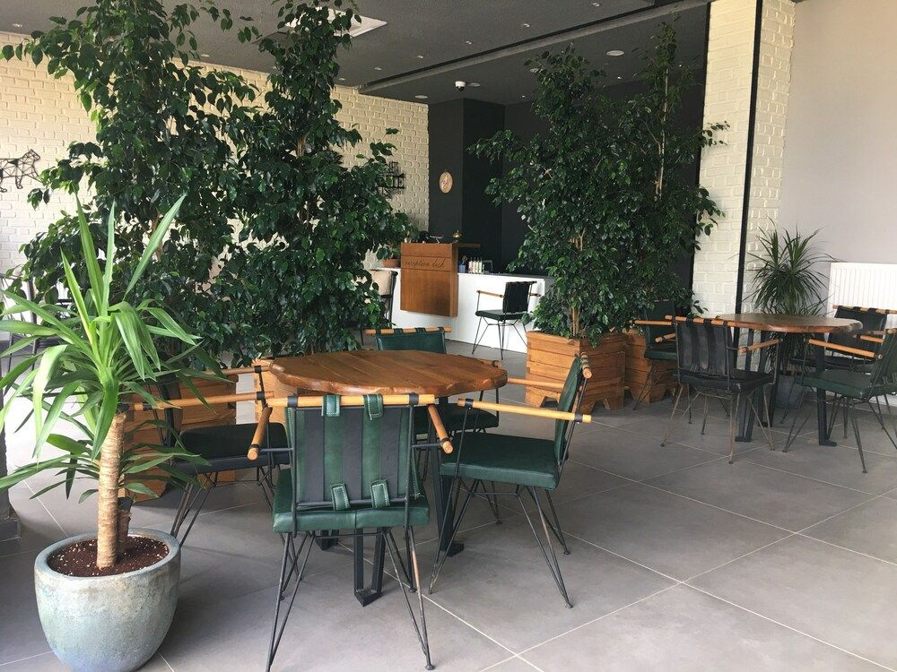 8 Rooms Hotel