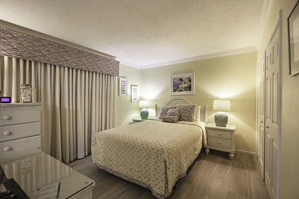 Gulf Shore Condo #208 - 2 Br condo by RedAwning
