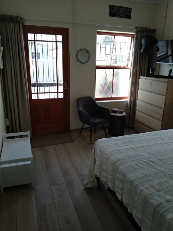 Luxury BB Double Bedroom With Private Entrance and Bathroom in Capetown