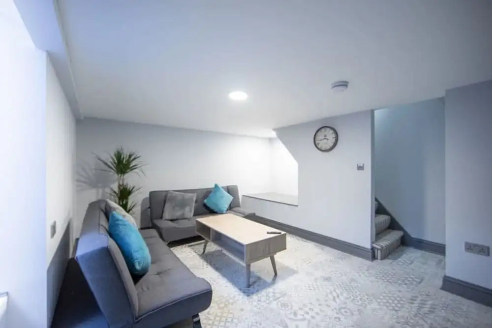 Immaculate 5-bed House in the City Centre Ashford