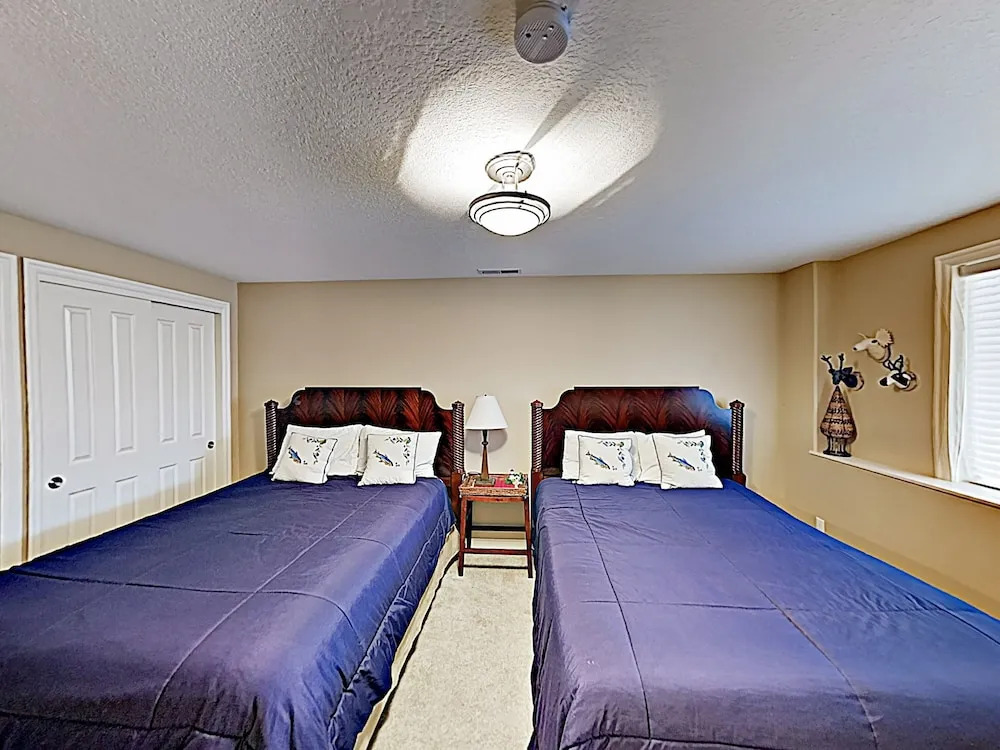 Stunning Coastal Getaway W/ Firepit, Walk To Beach 3 Bedroom Home