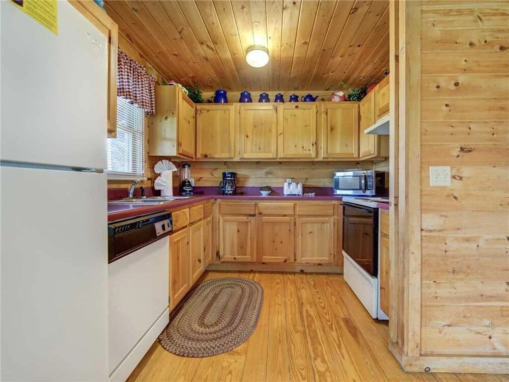Bear Tracks - Two Bedroom Cabin