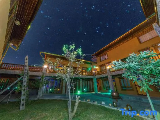 Shangri La Manxin Yunshui Bieyuan Inn