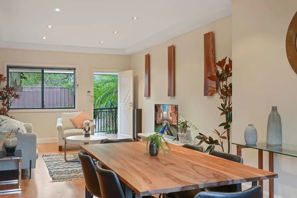 Tranquil And Spacious Home Near Shopping Mall