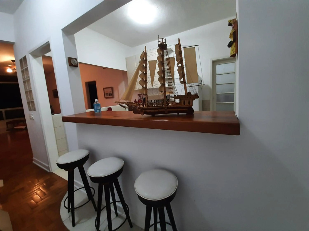 Apartamento amplo e charmoso, frente ao mar.