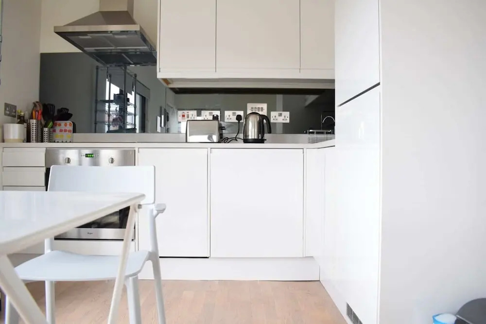 Bright 1 Bedroom Flat in North London With Balcony