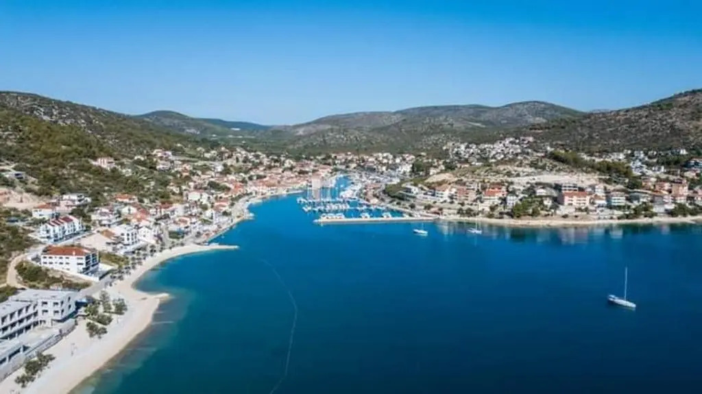 Centrally located 3 Bedroom Holiday House OLive with private garden