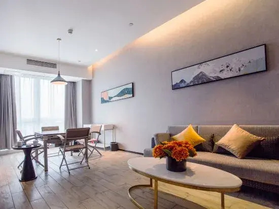Shiyanhuang Hotel (Chongqing West Railway Station Erlang Subway Station)