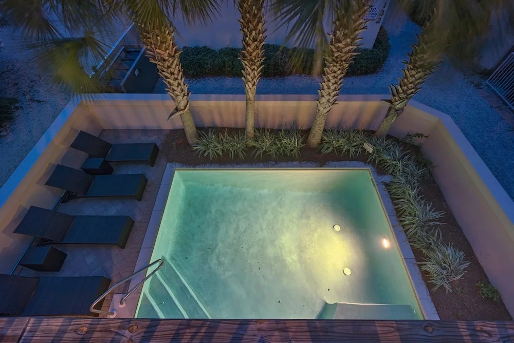 Beach House w Private Pool Near Shops Dining