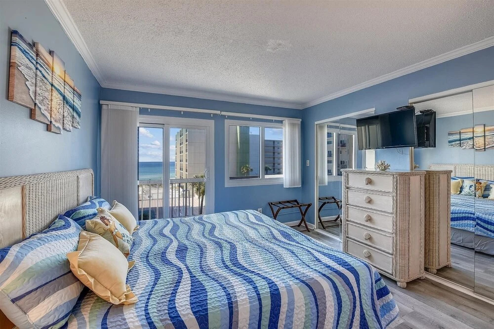 Recently Renovated 2bd, Sleeps 6 Pinnacle Port, W/ Boat Ramp 2 Bedroom Condo by RedAwning