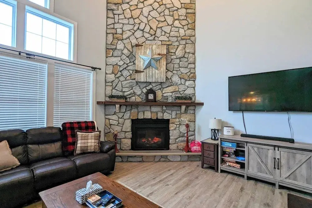 The Nest at Pinecrest by Avantstay Spacious Deck, Game Room, Fire Pit