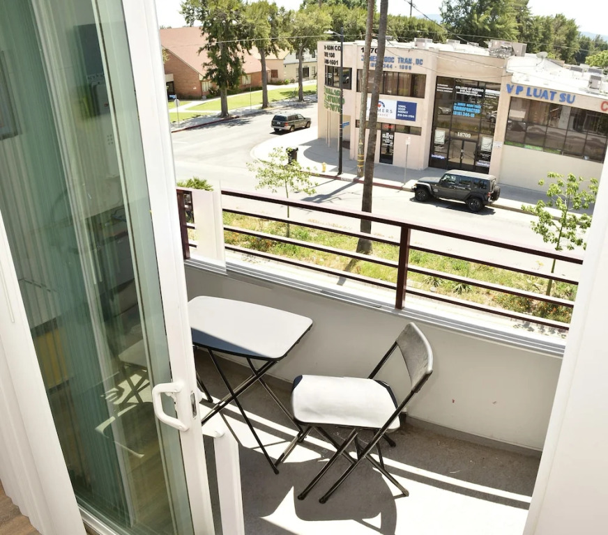 Fully Furnished Apartments near CSUN