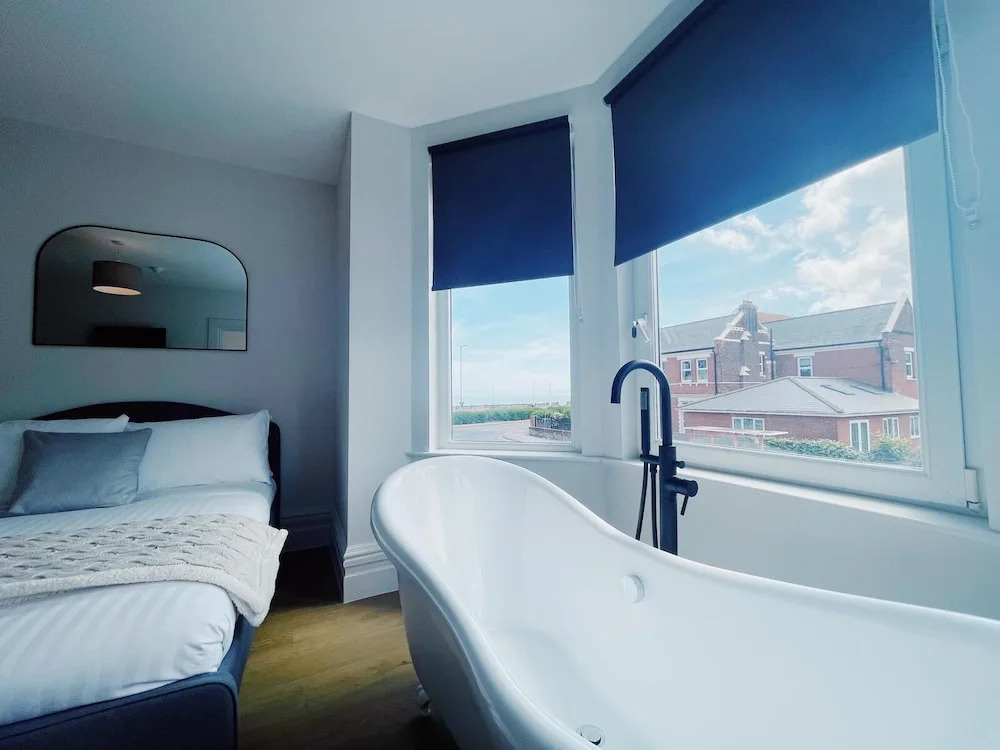 Stunning 8-bed House With Sea & Beach Views