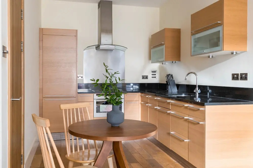 Bright Mayfair Suites by Sonder