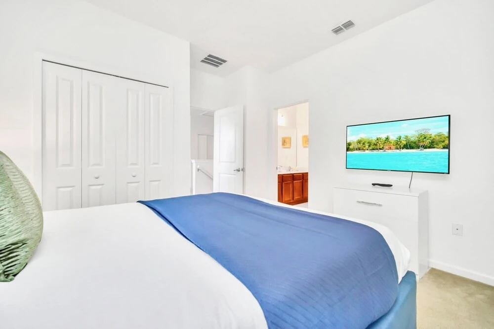 6BR Luxury Home - w Pool BBQ and Games Room