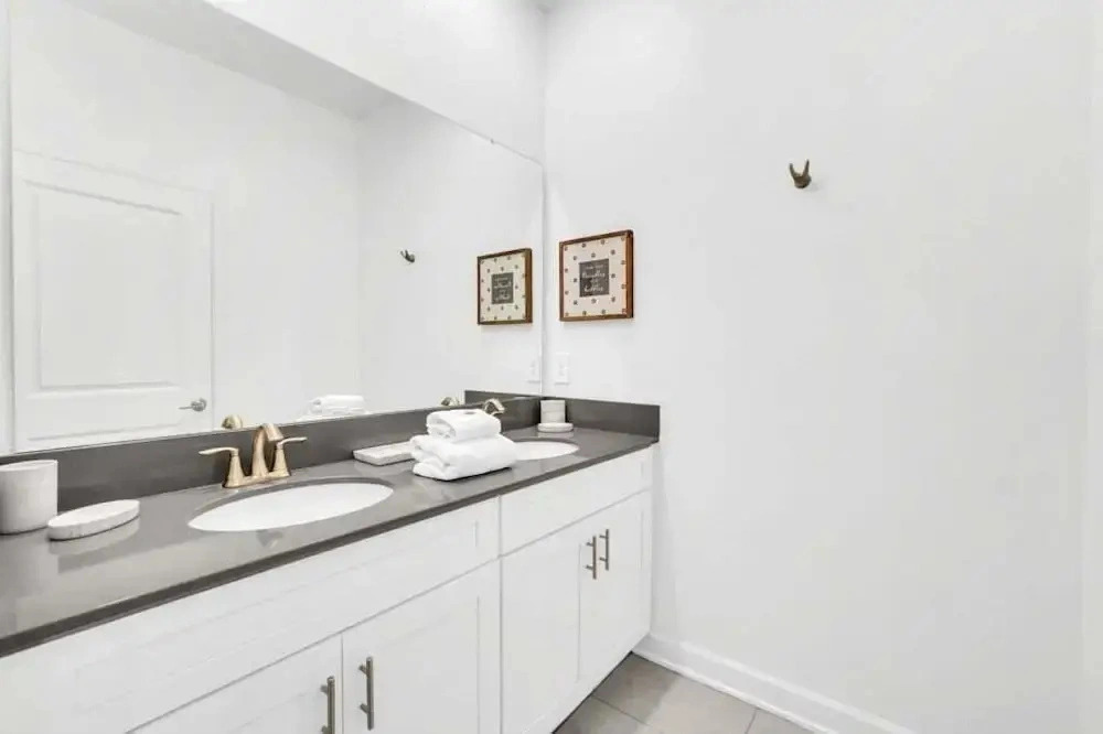 Luxury, Luxury, Luxury Pool Home! 5 Bedroom Townhouse