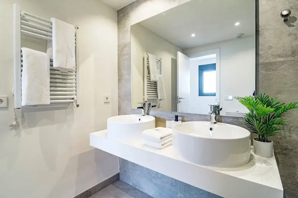 Inf2.5e- Tastefully Furnished Flat, Estepona Cente