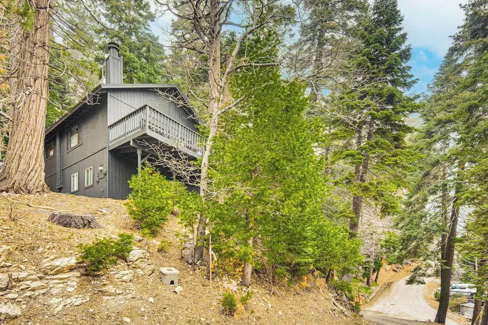 2 Mi to Lake Arrowhead: Treetop Retreat w/ Deck