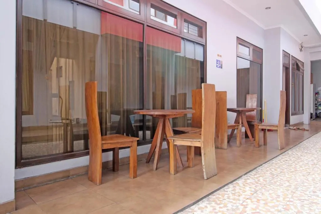 RedDoorz near Hartono Mall 3