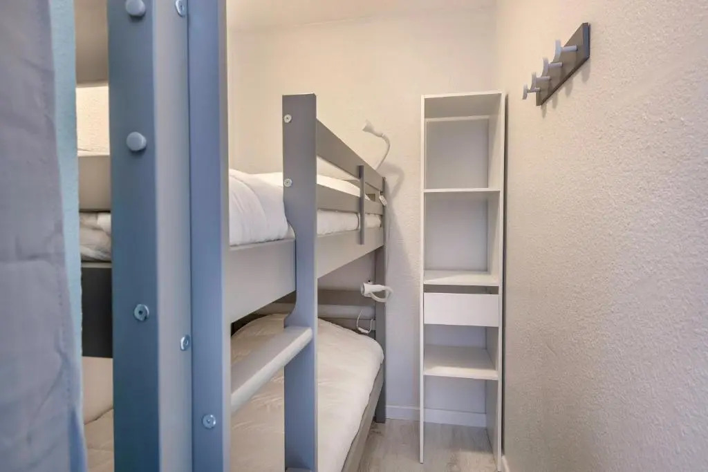 Appartement residentiel avec acces piscine a 200m de la plage