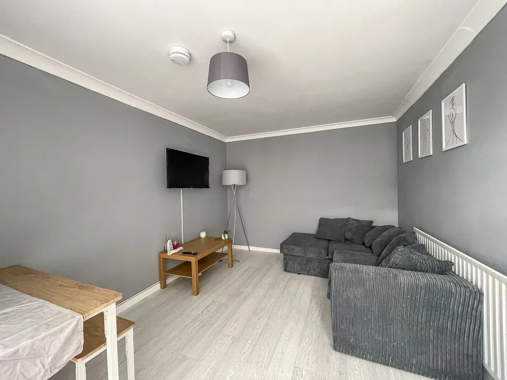 Beautiful Modern & Contemporary Home Close to City